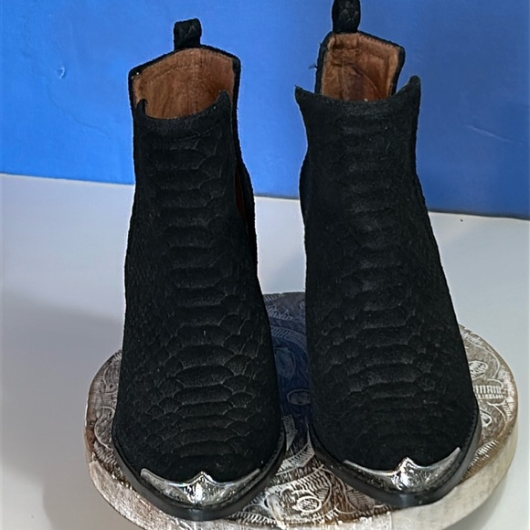 JEFFREY CAMPBELL BLACK SNAKESKIN DESIGN  BOOTIES SIZE 6 - Picture 3 of 12